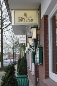 um edifício com um sinal para um erro em Ummen Hotel&Restaurant em Barßel