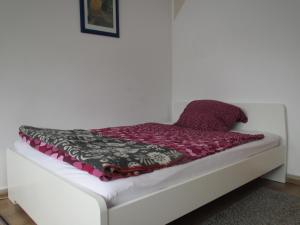 a white bed with a blanket on top of it at Noch Gemütlicher in Essen