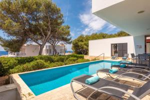 Bazén v ubytování Villa Binizahira by Mauter Villas nebo v jeho okolí