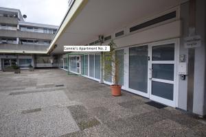 Η πρόσοψη ή η είσοδος του Connie's Apartments