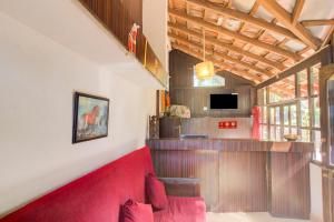 TV a/nebo společenská místnost v ubytování Rustic Village - By Rivasa