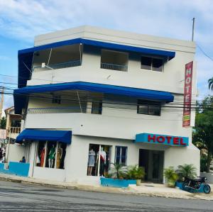 un hotel con sombrillas azules delante en Hotel Cotubanama Samaná, en Santa Bárbara de Samaná