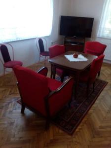 Televízia a/alebo spoločenská miestnosť v ubytovaní Új Élet Weekend house