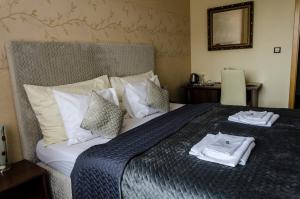 une chambre d'hôtel avec un lit et des serviettes. dans l'établissement Hotel Rokoko, à Košice