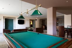 Televisyen dan/atau pusat hiburan di Forte de São Francisco Hotel Chaves