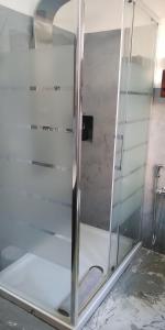 y baño con ducha y puerta de cristal. en Antico Affittacamere di Tollegno, en Tollegno