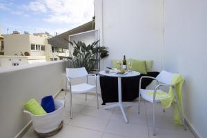 un piccolo balcone con tavolo e sedie. di The H Experience Boutique Apartment Koules Fortress Heraklion a Heraklion