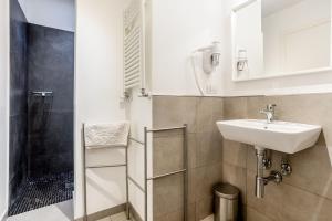 Phòng tắm tại Rome Vatican Rooms +21 ảnh