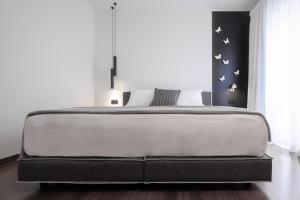 un grande letto in una camera da letto con di The H Experience Boutique Apartment Koules Fortress Heraklion a Heraklion