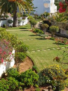 ルースにあるCASA MONACO vue merの草花の庭園