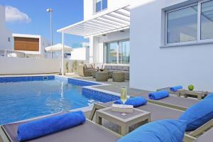 Πισίνα στο ή κοντά στο Villa Paradisia