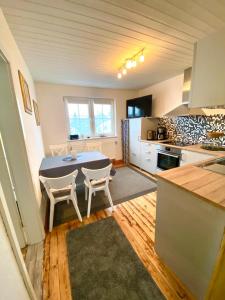 a kitchen with a table and chairs in a room at Ferienwohnung in Münchsmünster