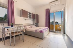 Posteľ alebo postele v izbe v ubytovaní Studio apartments Zloic in Krvavica
