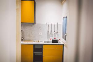 Η κουζίνα ή μικρή κουζίνα στο Double bedroom apartment across Ortigia +34 φωτογραφίες
