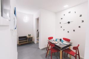 Χώρος καθιστικού στο Double bedroom apartment across Ortigia