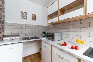 Kuchyňa alebo kuchynka v ubytovaní Sleepway Apartments - English Dream + 18 fotografií