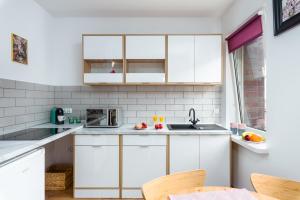 Η κουζίνα ή μικρή κουζίνα στο Sleepway Apartments - English Dream