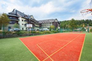Tenis alebo squash v ubytovaní Sandra Spa Karpacz & Aquapark alebo jeho okolí