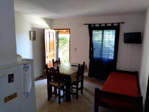 - une cuisine et une salle à manger avec une table et des chaises dans l'établissement Alma Mora, à Merlo