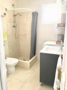 een badkamer met douche, toilet en wastafel bij CALA BLANCA-TORRE BELLVER in Cala Blanca