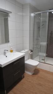 a bathroom with a toilet and a shower and a sink at Vv Apartamento Gran Vista Los Marinos in Tías
