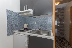 Kuchyňa alebo kuchynka v ubytovaní Studio apartments Zloic in Krvavica + 37 fotografií
