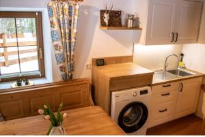 A kitchen or kitchenette at Haus Waldbach Még 37 kép
