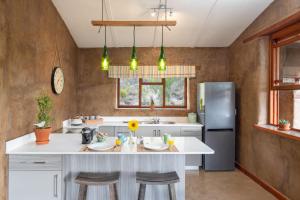 Cuisine ou kitchenette dans l'établissement Kingfisher Cottages, Langhoogte Farm