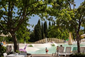een zwembad in een resort met een waterpark bij Villa Norcenni ApartHotel in Figline Valdarno