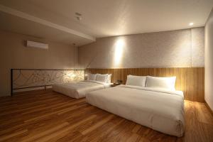 Letto o letti in una camera di Yunoyado Onsen Hot Spring Hotel Deyang
