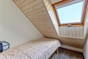 アルゾンにあるResidence Port du Crouesty - maeva Homeのベッドと窓が備わる小さな客室です。