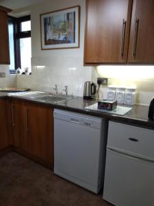 cocina con fregadero y encimera en Ivydene Cottage en Mablethorpe