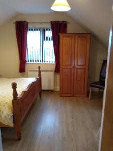 1 dormitorio con 1 cama, vestidor y ventana en Ivydene Cottage en Mablethorpe