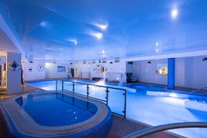Басейн в Schull Harbour Hotel & Leisure Centre або поблизу