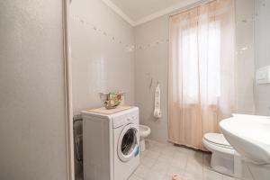 A bathroom at Clara Vista Mare - Goelba