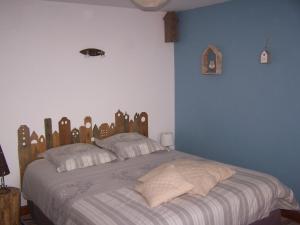 1 dormitorio con 1 cama con cabecero de madera en Gite en Forterre, en Druyes-les-Belles-Fontaines