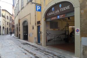una strada con un edificio con un cartello per un negozio di Soggiorno Antica Torre a Firenze