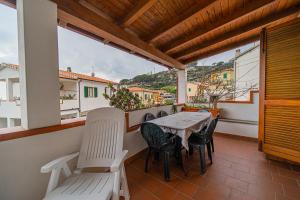 A balcony or terrace at Clara Vista Mare - Goelba