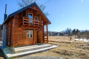 ein kleines Blockhaus auf einem Feld in der Unterkunft Happy2cu Cabin in Kolašin
