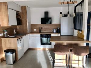 Kuchyň nebo kuchyňský kout v ubytování Appartement de charme idéalement situé
