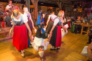 Alpenchalets Flachauer Gutshof في فلاخاو: مجموعة من الناس يرقصون على قاعة الرقص