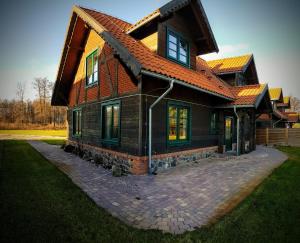 duży dom z dachem gambrel w obiekcie Mazurskie Domy "Nad Kisajnem" w mieście Pierkunowo