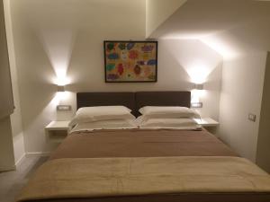 1 dormitorio con 1 cama grande y 2 almohadas en Casa Due Maggio, en Cava deʼ Tirreni