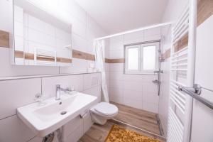 Koupelna v ubytování Haus Astoria + 34 fotografií
