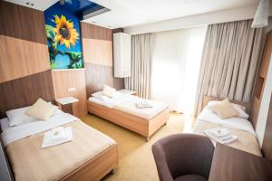 En eller flere senge i et værelse på Hotel Herceg