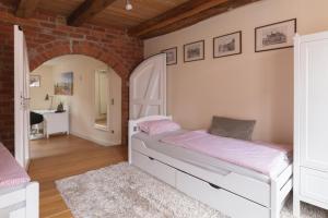 een slaapkamer met een bed en een bureau in een kamer bij Altstadthaus "Schlägertwiete Nr.3" in Lüneburg