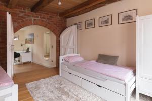 a bedroom with a bed and a desk in a room at Altstadthaus "Schlägertwiete Nr.3" in Lüneburg