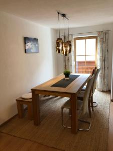 - une salle à manger avec une table et des chaises en bois dans l'établissement Apartment Felix, à Längenfeld