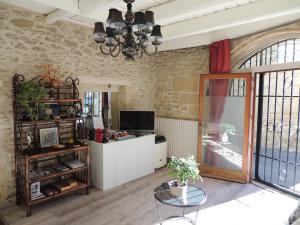 Jabadao في Sernhac: غرفة معيشة مع تلفزيون وطاولة