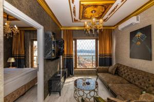 伊斯坦堡的住宿－By Mesut Residence - Taksim Cihangir，客厅配有沙发和1张床